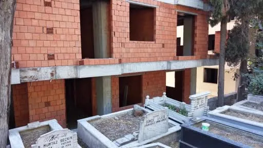 Mezarlık manzaralı sıfır daireler ilginç görüntüler oluşturdu