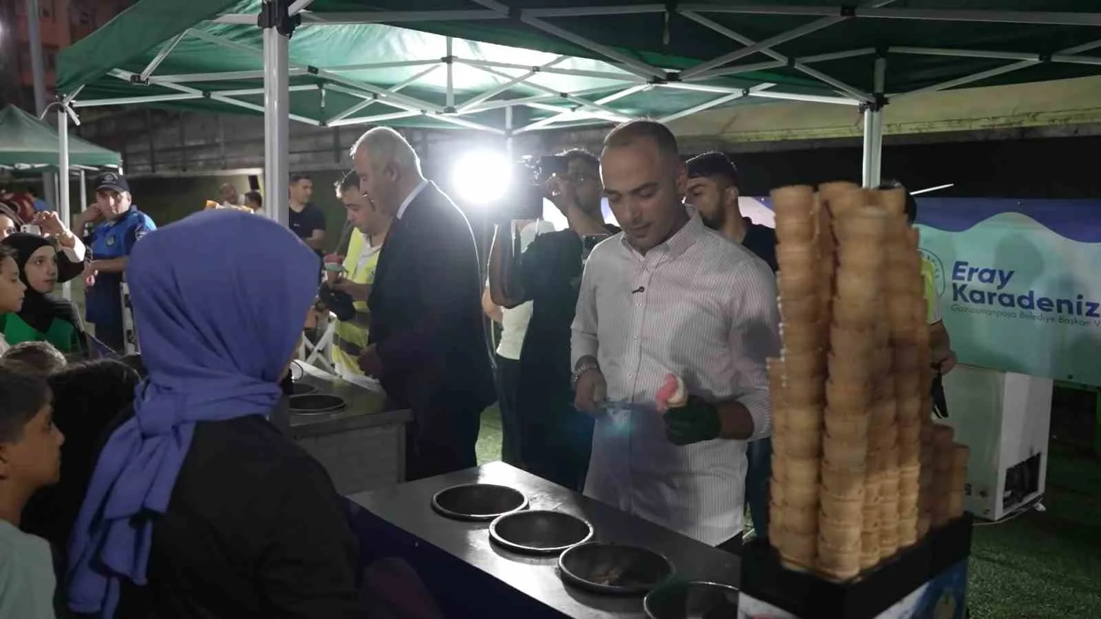 Gaziosmanpaşa’da 100 çocuk çamura bulandı, eğlence dondurmayla devam etti