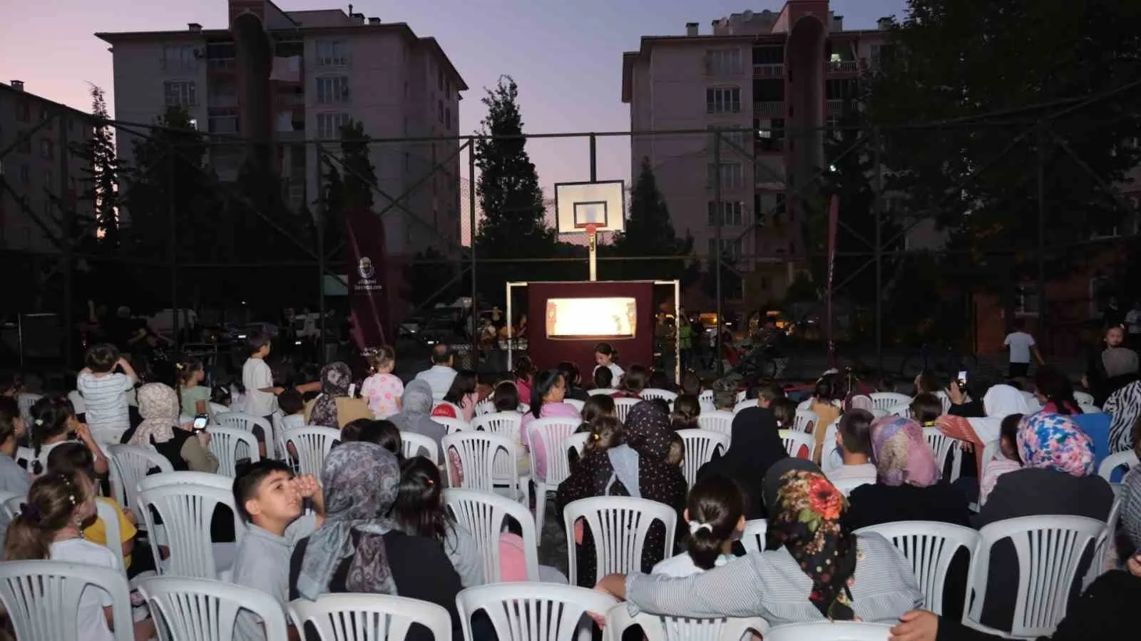 Karagöz’ün Salıncağı ilk gösteriminde çocuklar ve aileler buluştu