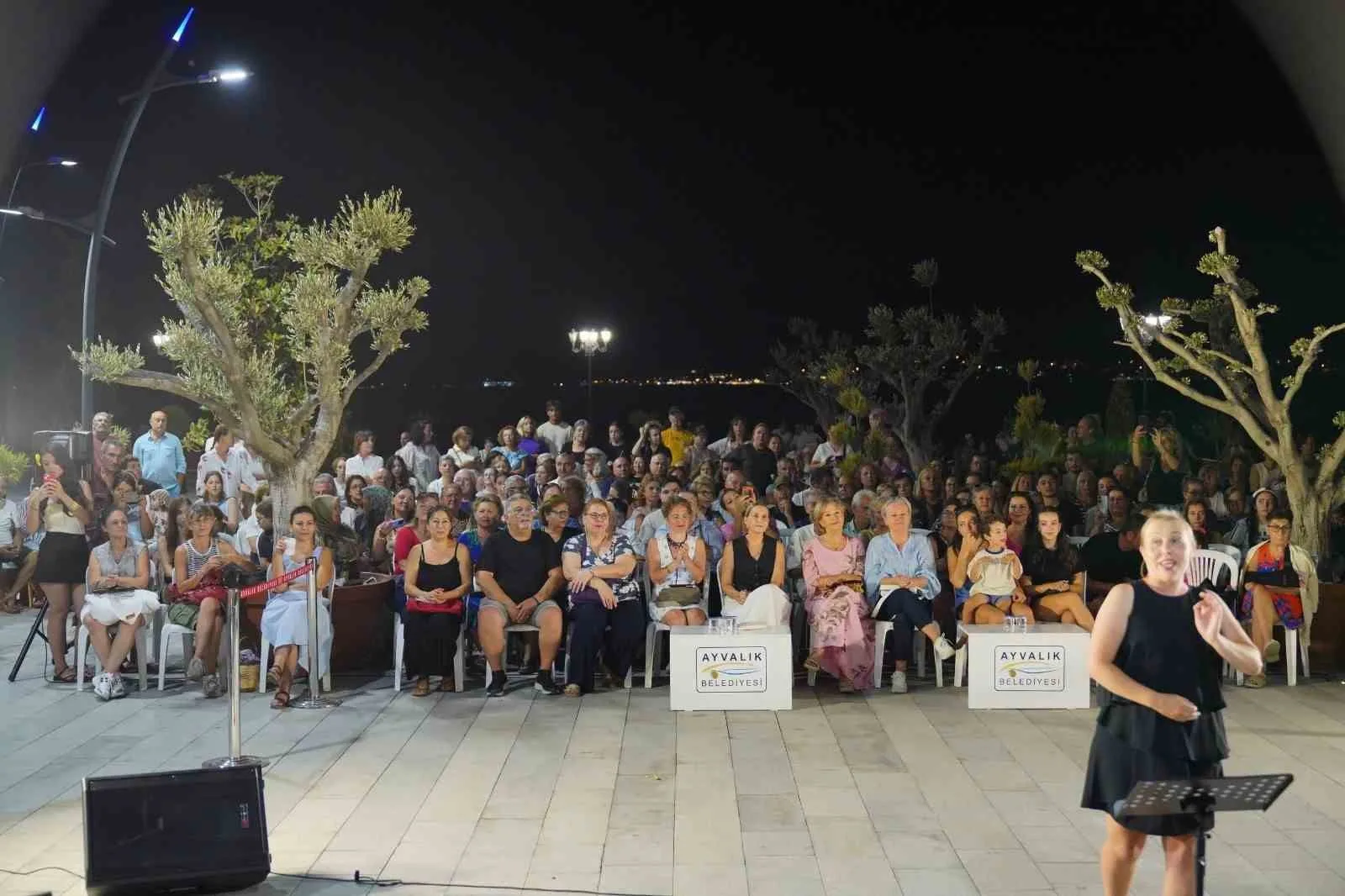 Ayvalık’ta tarihi Gümrük Meydanı sanatseverlerin buluşma noktası oldu
