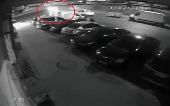 Motosiklet ile taksi kafa kafaya çarpıştı