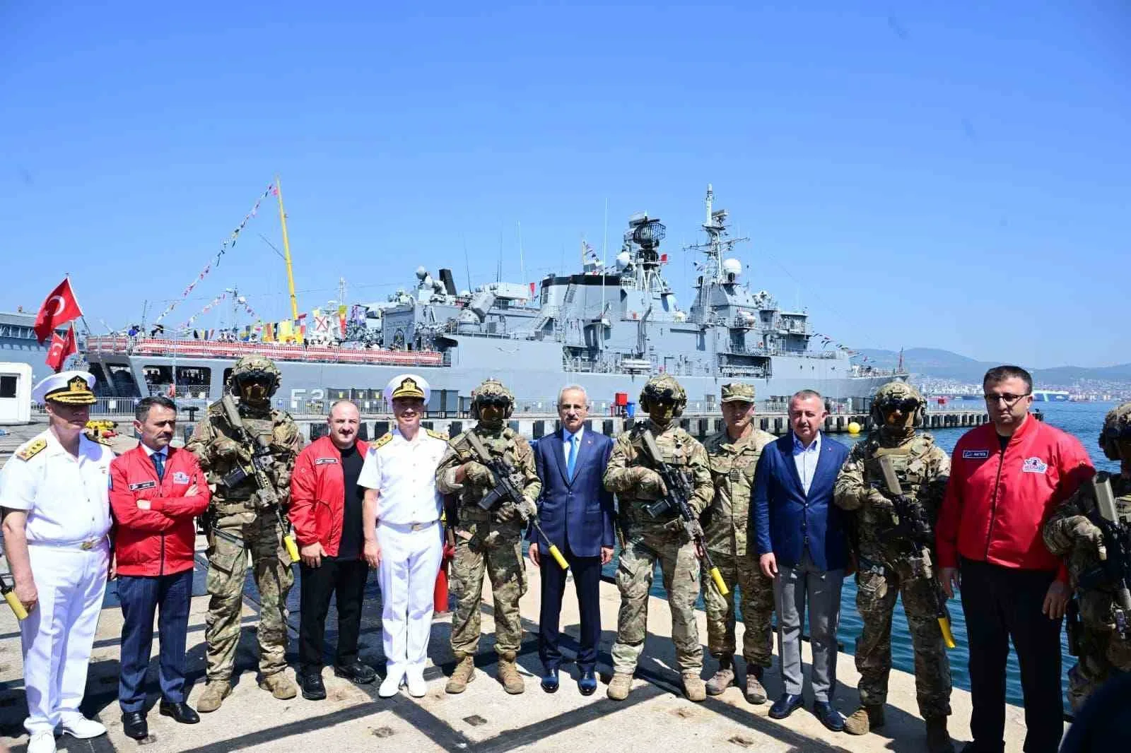 Ulaştırma ve Altyapı Bakanı Uraloğlu, TEKNOFEST Mavi Vatan’ı ziyaret etti