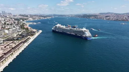 İstanbul Boğazı’nda dev yolcu gemisi