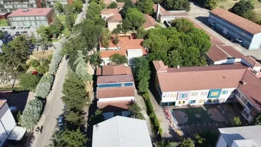 Bursa’da örnek okul projesi: 50 yıllık ağaçlar binanın içinde kaldı