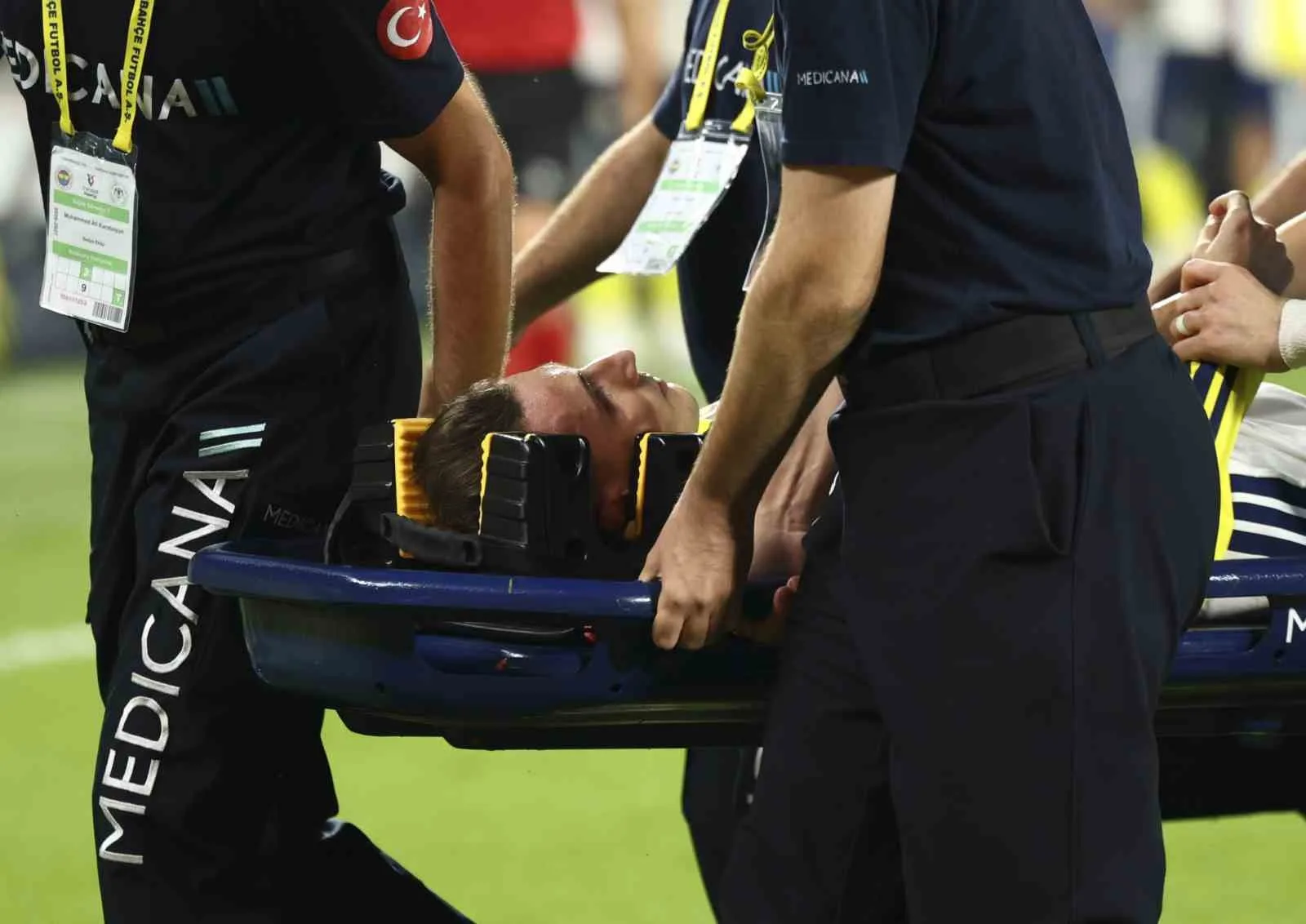 Fenerbahçeli oyuncu Kerem Aktürkoğlu, Konyaspor maçında kafasına aldığı darbe sonucu kafa travması geçirirken, kontrol amacıyla hastaneye götürüldü.