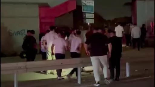 Direksiyon hakimiyetini kaybeden motosiklet sürücüsü bariyere çarparak ağır yaralandı