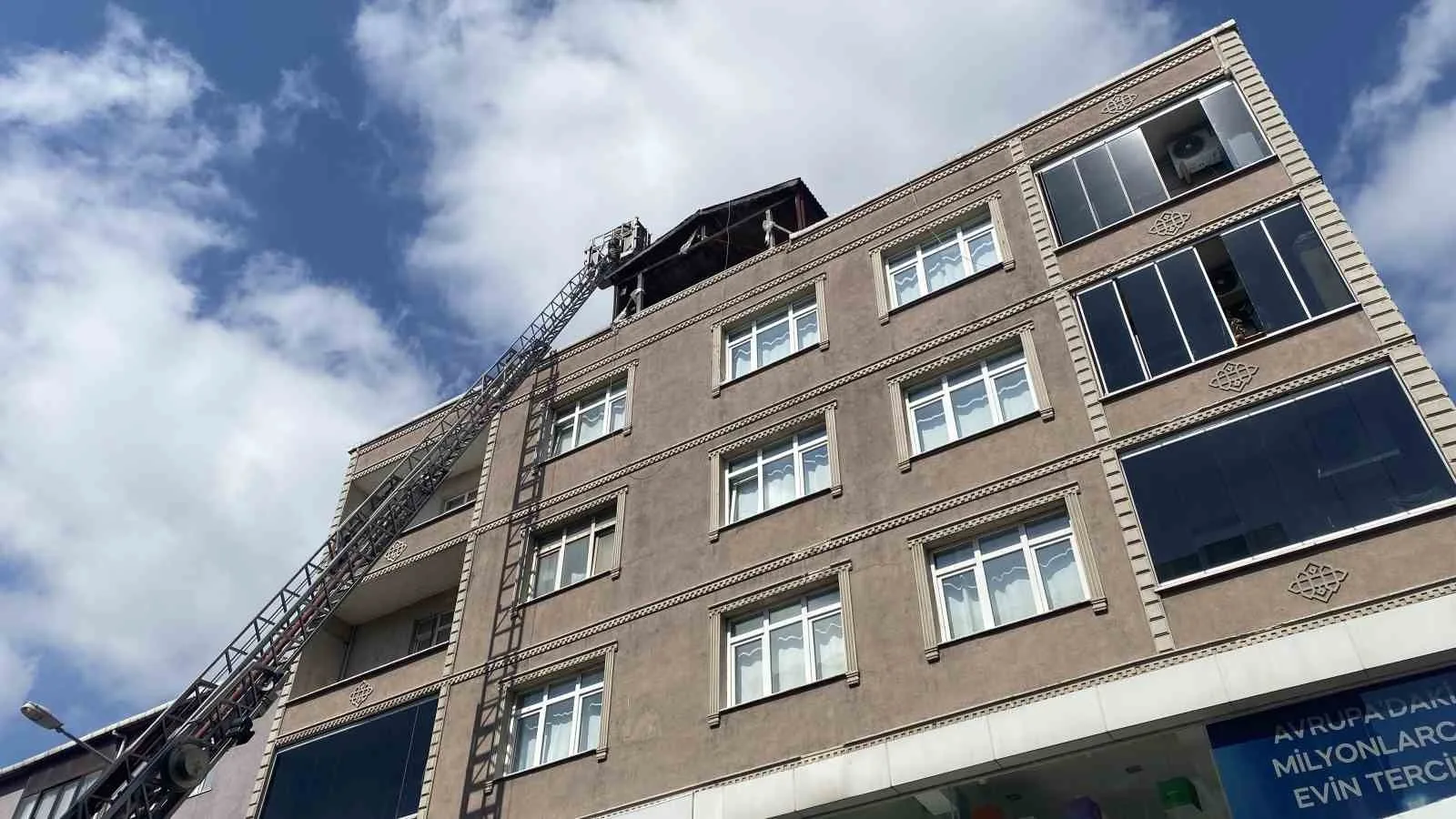 Bayrampaşa’da 4 katlı binanın çatısı alevlere teslim oldu