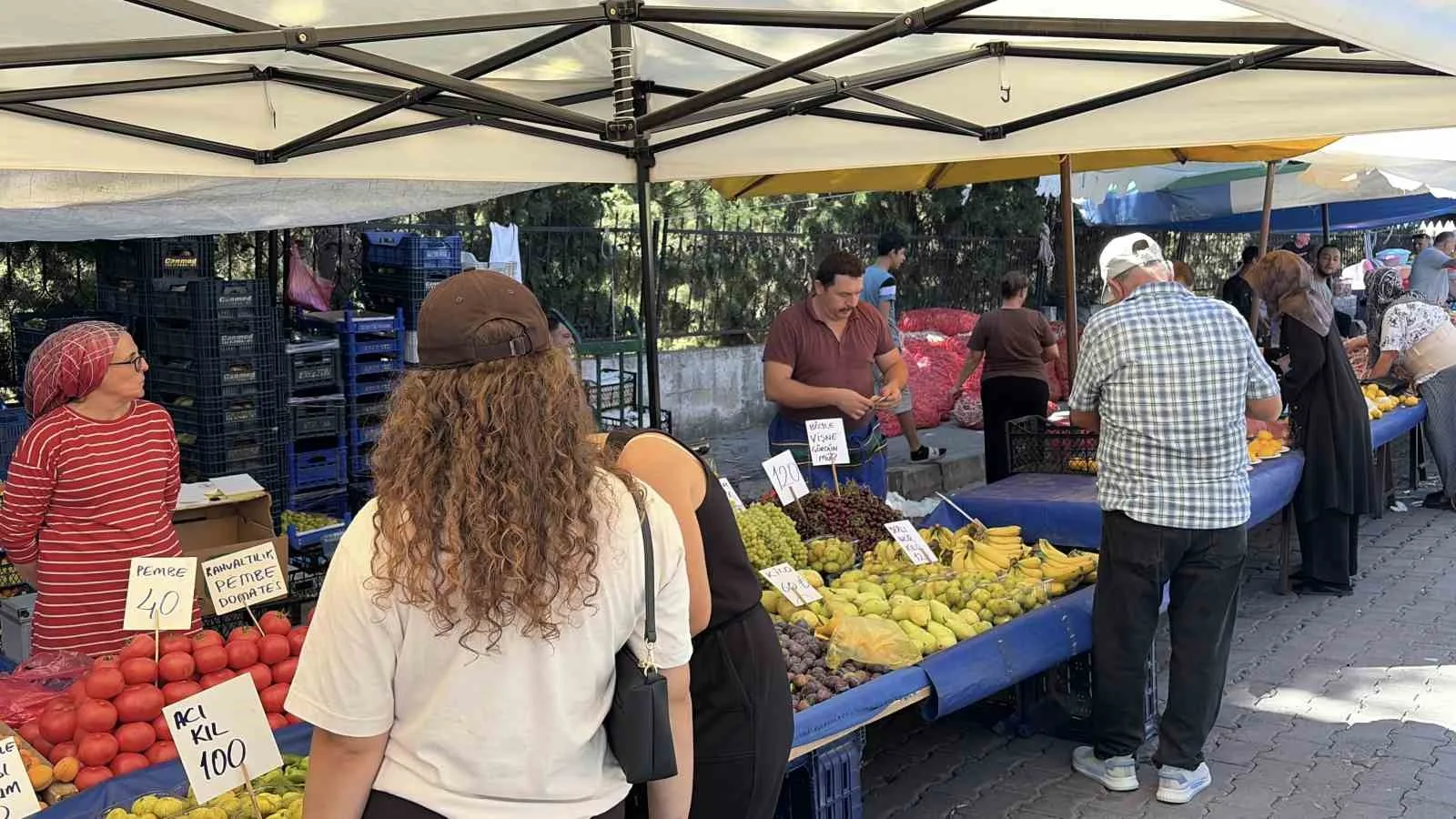 Kırklareli’nde semt pazarlarındaki fiyatlardan hem vatandaş hem de pazarcı memnun