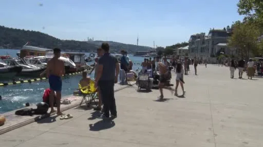 İstanbul’da sıcak hava dalgası bunalttı: Vatandaş kendini Boğaz’ın serin sularına bıraktı
