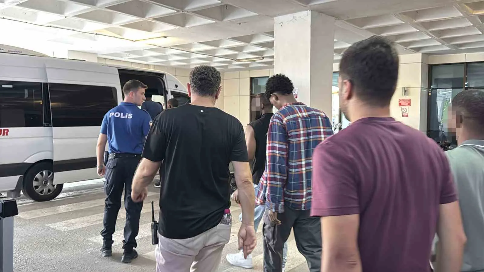 Edirne’de minibüste 19 kaçak göçmen yakalandı