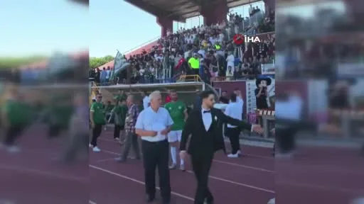 Final maçını gelinlik ve damatlıkla izlediler