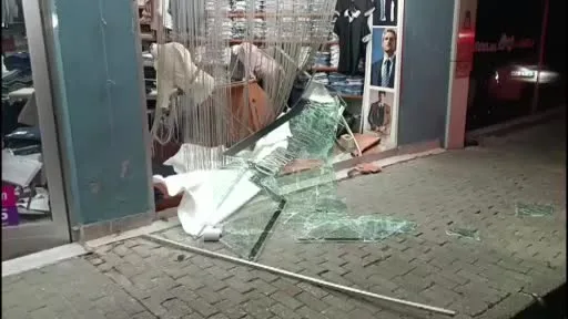 Direksiyon hakimiyetini kaybeden sürücü dükkana girdikten sonra firar etti