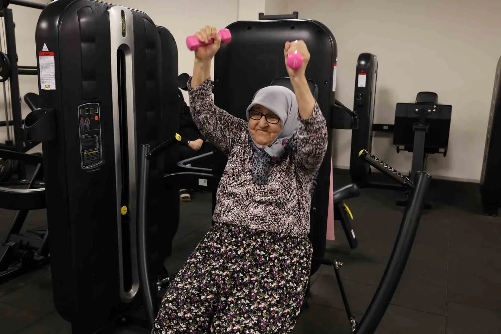 82 yaşındaki kadın, sporla bastonunu attı