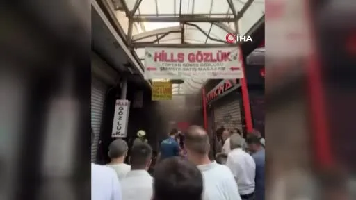 Eminönü’nde iş yerindeki yangında itfaiye erleri dumandan etkilendi