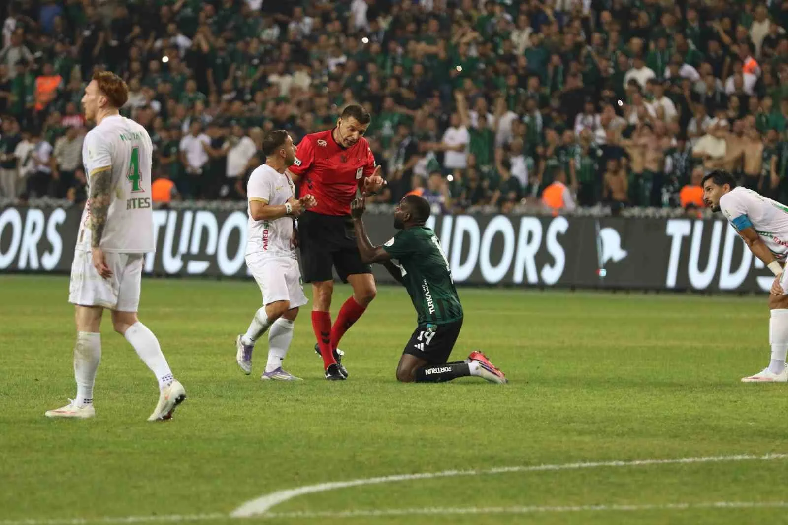 Trendyol Süper Lig: Kocaelispor: 1 - Amed Sportif Faaliyetler: 0 (İlk yarı)