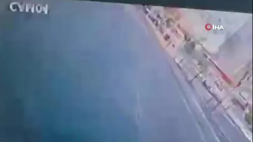 Yaya geçidinde servis minibüsünün çarptığı genç kız ağır yaralandı