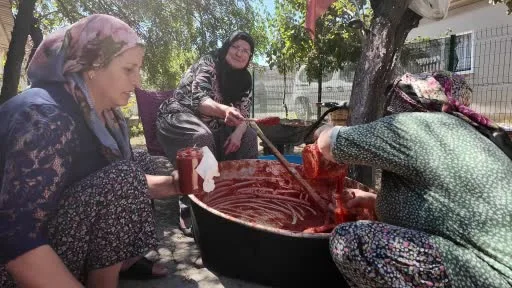 Salça kaynıyor, komşuluk pekişiyor