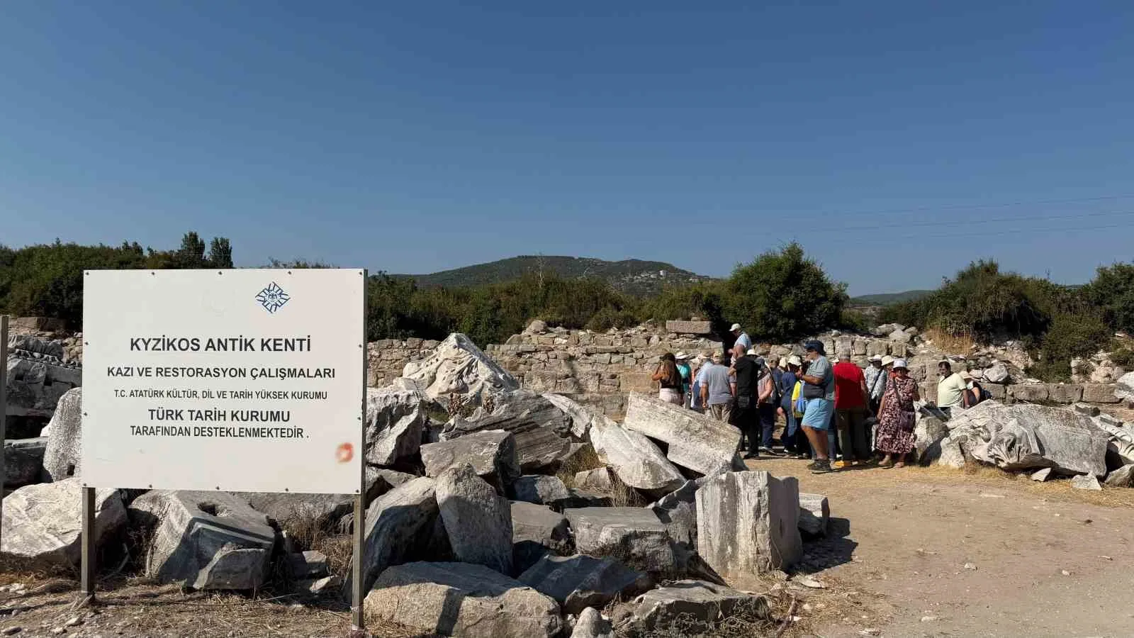 Yunan turistlerden Kyzikos Antik Kenti’ne ziyaret