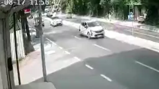 Yayaya çarpmamak için direksiyonu kırdı, kaza böyle geldi
