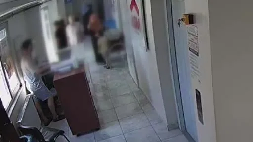 Bağcılar’da bir kişi Aile Sağlığı Merkezi’nde fazla beklediğini iddia edip etrafı dağıttı