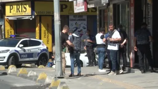 Gaziosmanpaşa’da hareketli dakikalar: Eşini ağır yaraladı, iş yerine girip kendine silah dayadı
