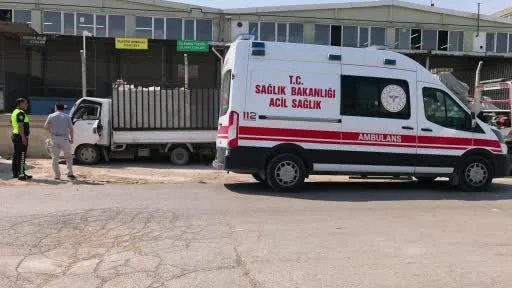 Duran kamyona çarpan kamyonet sürücüsü ağır yaralandı