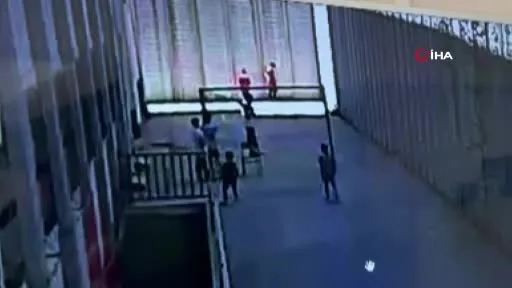 Arnavutköy’de 4 yaşındaki çocuğun üzerine kale direği devrildi
