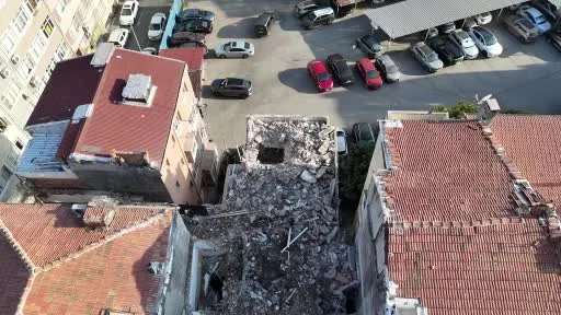 Fatih’te yıkım sırasında bina çöktü: 2 yaralı