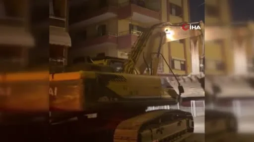 Çatırdayan bina yıkıldı, eşyalarını bile alamadılar