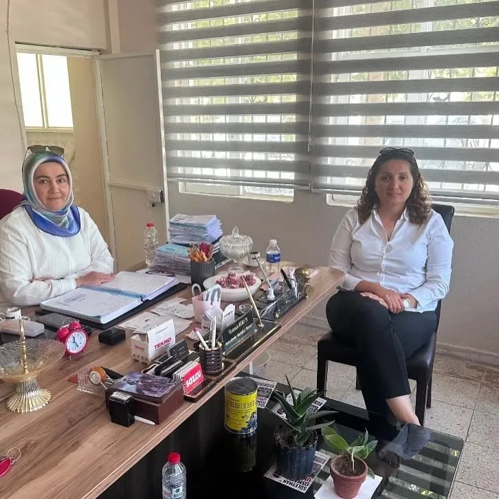 Burhaniye’de İlçe Sağlık Müdürü Akbey, kadın muhtarı ziyaret etti