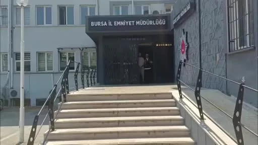 Çatıdan çatıya kaçmaya çalışırken yakalandı