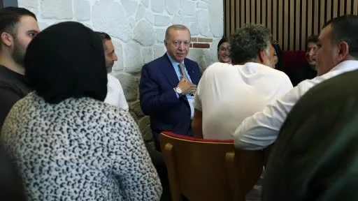 Cumhurbaşkanı Erdoğan, Çengelköy’de esnaf ziyareti sonrası vatandaşlarla sohbet etti