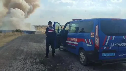 Edirne’de merada yangın çıktı: Yoğun duman trafiği durma noktasına getirdi