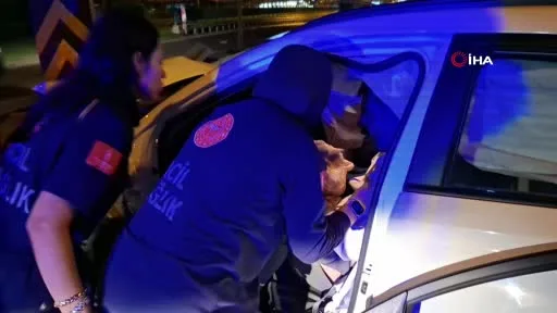 Otomobiliyle direğe çarpan sürücünün can pazarı