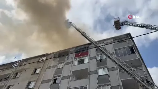 Avcılar’da bitişik 2 binada korkutan çatı yangını