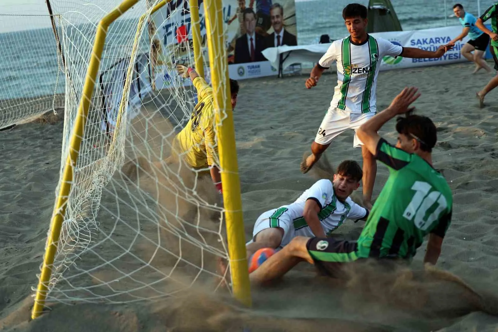 Kocaali sahilinde plaj futbolu heyecanı
