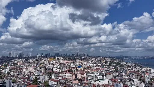İstanbul’da gün boyu süren bulutların geçişi görüntülendi