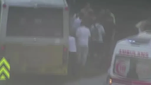 Zeytinburnu Sahil Yolu’nda sürücüsünün direksiyon hakimiyetini kaybettiği İETT otobüsü yoldan çıkarak kaza yaptı. Kazada yaralananlar olduğu bildirilirken, bölgeye çok sayıda polis, itfaiye ve sağlık ekibi sevk edildi.