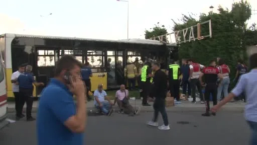 Zeytinburnu’nda İETT otobüsü site duvarına çarptı: Yaralılar var