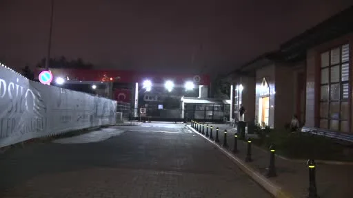 Bakırköy’deki İETT otobüsü kazasında hayatını kaybedenlerin yakınları Adli Tıp Kurumu önünde bekliyor