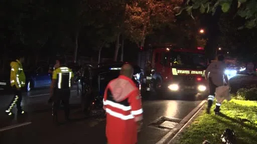 Refüjü aşan otomobil karşı şeritte iki araca çarptı: 3 yaralı