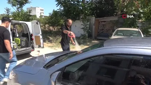 Sokakta gördüğü kirli araçları habersizce yıkıyor...Araç sahiplerine sürpriz yapıyor