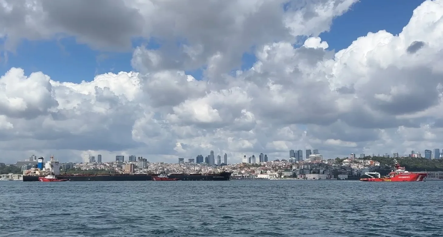 İstanbul Boğazı Liberya bayraklı kuru yük gemisi geçişi nedeniyle transit gemi geçişine kapatıldı