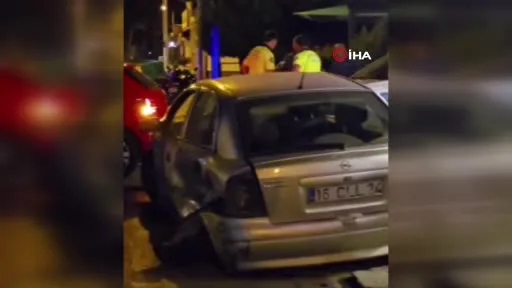 Direksiyon hakimiyetini kaybetti, karşı şeritteki otomobile çarptı: 4 yaralı