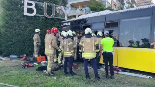 Zeytinburnu Sahil Yolu’nda sürücüsünün direksiyon hakimiyetini kaybettiği İETT otobüsü yoldan çıkarak kaza yaptı