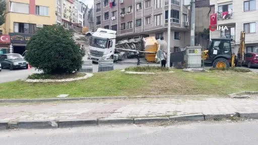Kağıthane’de kum yüklü hafriyat kamyonunun dorsesi devrildi