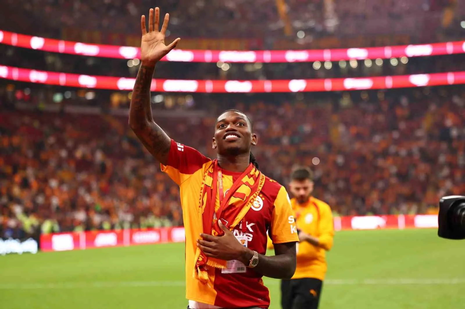 Rafael Leao, Galatasaray-Göztepe karşılaşmasının ardından sahaya inerek taraftarları selamladı