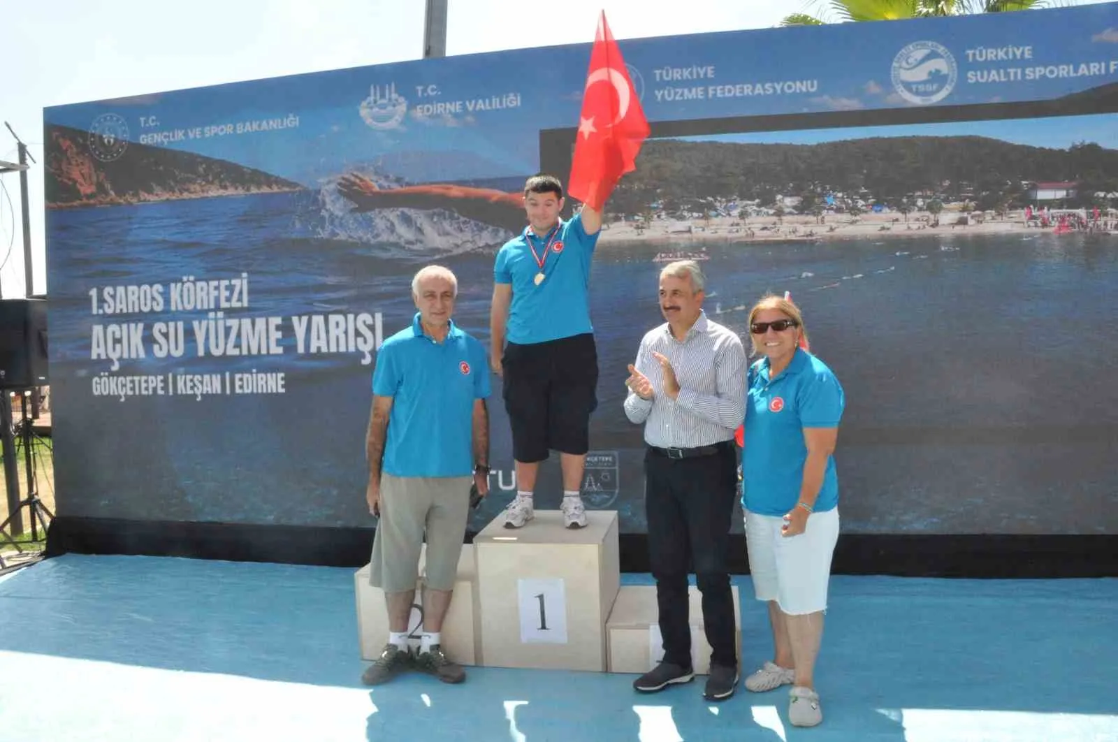 Saros Körfezi’nde Zafer Bayramı’na özel yüzme yarışmasında 200’ü aşkın sporcu kulaç attı