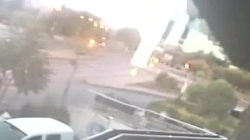 Beylikdüzü’nde kırmızı ışık ihlali yapan sürücünün çarptığı kamyon devrildi: O anlar güvenlik kamerasında