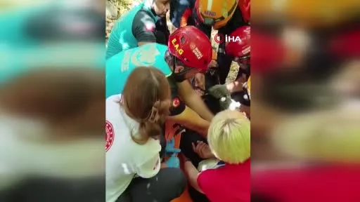 Ormanda yürüyüş yaparken kayalıklardan dere yatağına düştü